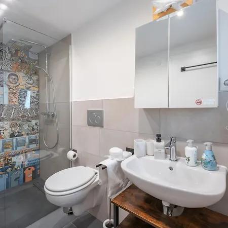 City Boardinghouse ,Single Bed, Wifi ,Parking, Vat Invoice, Highway A8 * Günzburg