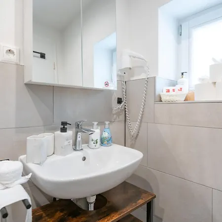 City Boardinghouse ,Single Bed, Wifi ,Parking, Vat Invoice, Highway A8 * Günzburg