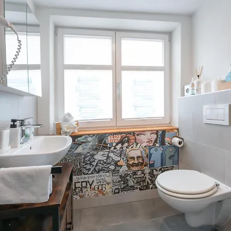 City Boardinghouse ,Single Bed, Wifi ,Parking, Vat Invoice, Highway A8 Günzburg