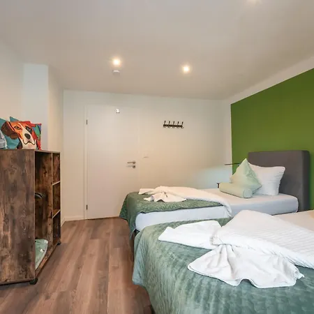 City Boardinghouse ,Single Bed, Wifi ,Parking, Vat Invoice, Highway A8 *